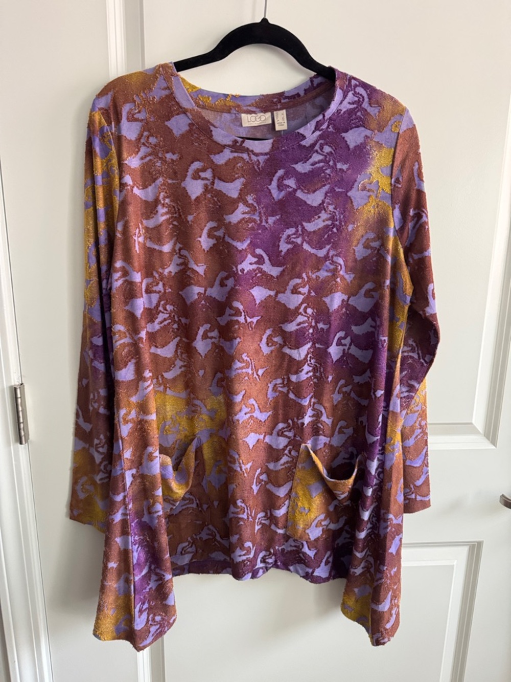 LOGO by Lori Goldstein jacquard knit long sleeve top. Shark bite hem. Large. NEW